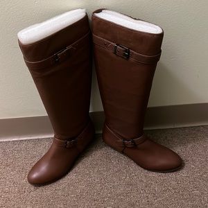 Arturo Chiang size 7 womens only worse 3 times . Too tight for my feet !